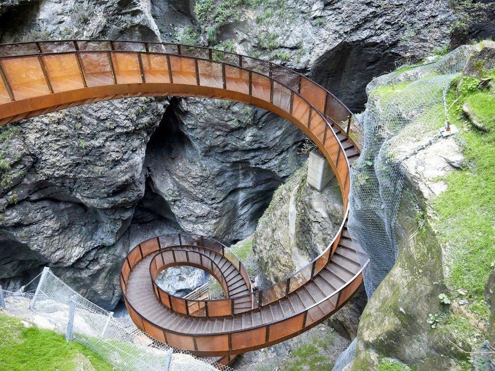 Geländerfüllung aus Streckmetall –Treppenanlage Helix