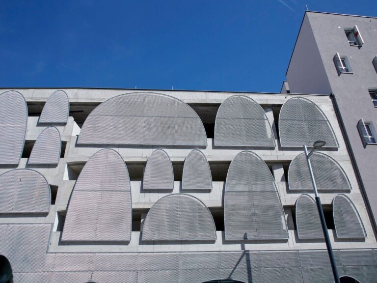 Parkhausfassade aus Streckmetall: Referenz Sonnenallee